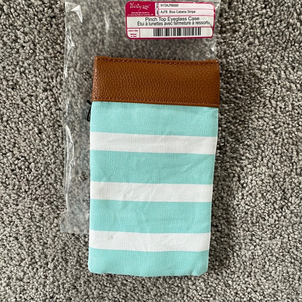 Thirty-one eyeglass case